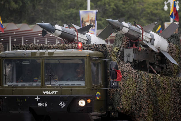 Na última terça-feira (5), a Venezuela promoveu um desfile para comemorar os 211 anos de Independência. Na ocasião, as Forças Armadas do país caribenho mostraram ao mundo os mísseis, bazucas, tanques e o reforço de caças russos e chineses à disposição de Nicolás Maduro