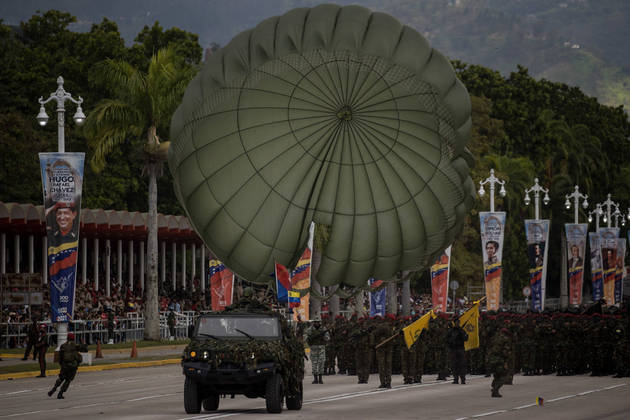 Nos postes, imagens de antigos líderes venezuelanos estampavam faixas, como o ex-presidente Hugo Chávez