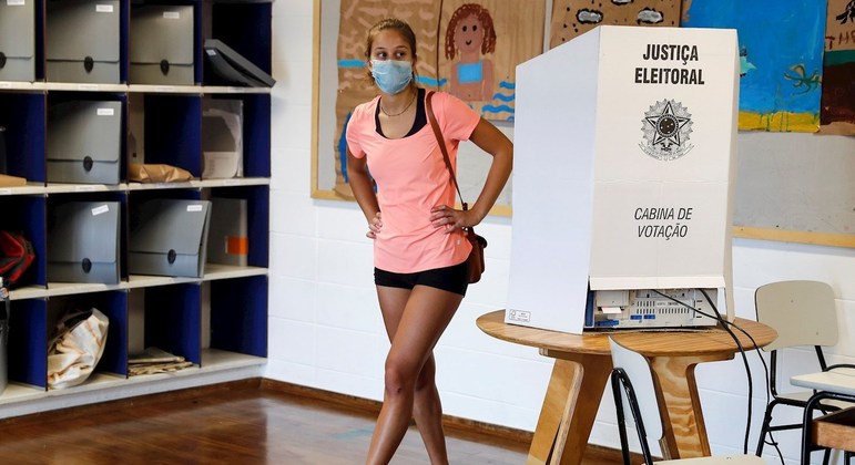 Iniciativas tentam atrair o voto de jovens após queda de participação em eleições
