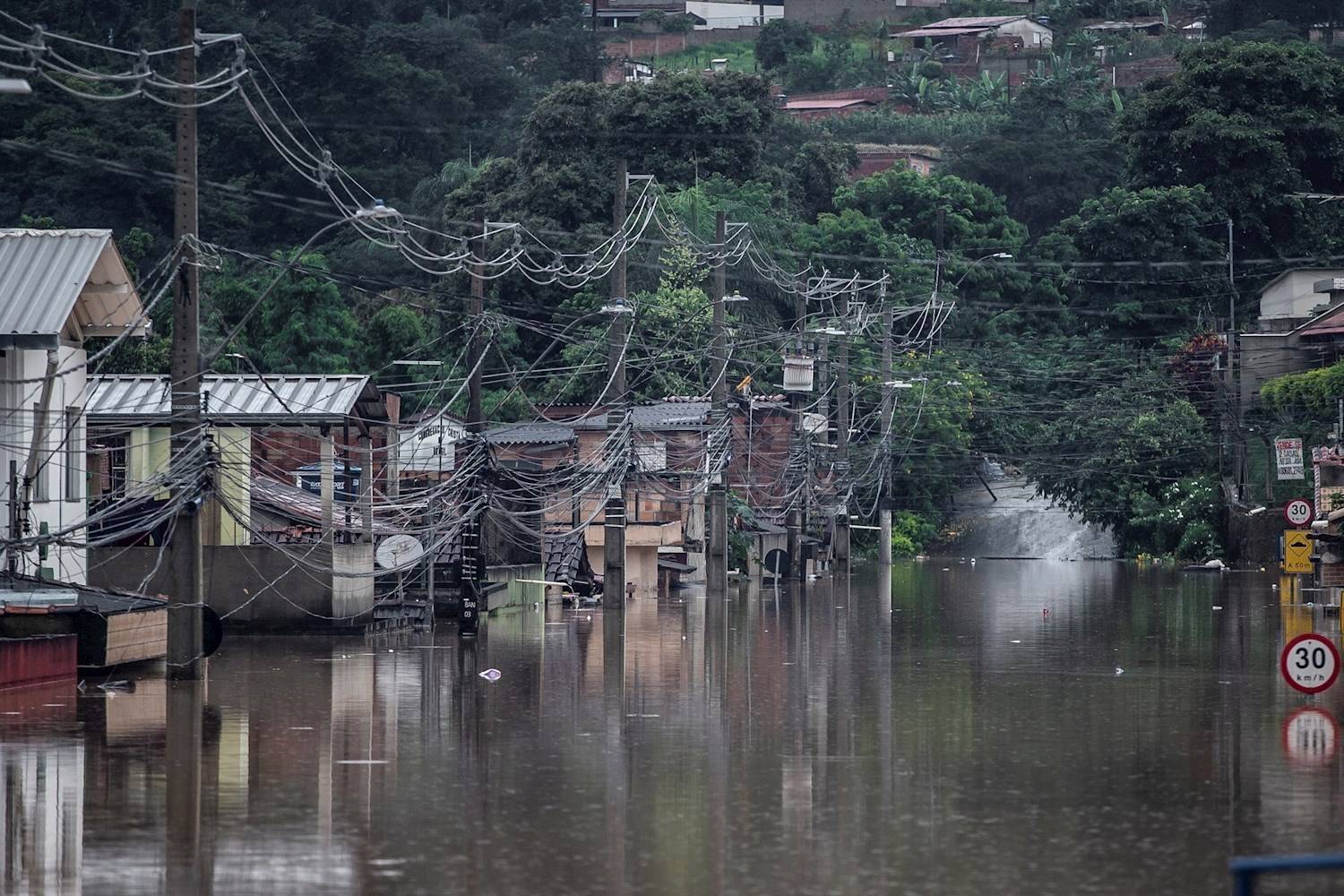 Deslizamento de terra mata família de três pessoas em Caratinga