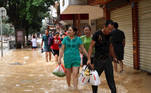 Liuzhou (China), 11/07/2020.- People walk in a flooded part of Liuzhou city, Guangxi region, China, 11 July 2020. Guangxi region is one of the worst affected by flood regions in China with hundreds of thousands of people displaced. (Estados Unidos) EFE/EPA/Liao Ziyuan CHINA OUT