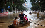 Liuzhou (China), 11/07/2020.- People use a boat to move in a flooded part of Liuzhou city, Guangxi region, China, 11 July 2020. Guangxi region is one of the worst affected by flood regions in China with hundreds of thousands of people displaced. (Estados Unidos) EFE/EPA/Liao Ziyuan CHINA OUT
