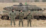 Militares da Polônia e da Alemanha estiveram juntos durante o exercício. Nesta imagem, eles posam em frente a um tanque alemão Leopard 2, similar aos modelos recebidos pela Ucrânia para defesa do território invadido pela Rússia