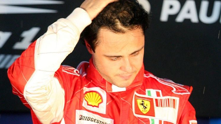 A temporada de 2008 da Fórmula 1 voltou a ter destaque 15 anos depois do fim. Isso porque Felipe Massa resolveu questionar na justiça o acidente envolvendo Nelsinho Piquet no GP de Singapura, que beneficiou o então companheiro de equipe Fernando Alonso. A batida prejudicou o ex-Ferrari e impediu que ele fosse campeão na época por apenas um ponto. Lewis Hamilton, que era da McLaren, foi o campeão naquele ano após o quarto lugar na corrida de Interlagos, no Brasil. Neste fim de semana, Massa voltou a dizer que espera o apoio da Ferrari na batalha. A equipe italiana não se manifestou até agora. Entenda o caso que fez Massa entrar com um processo contra a F1 e a FIA: