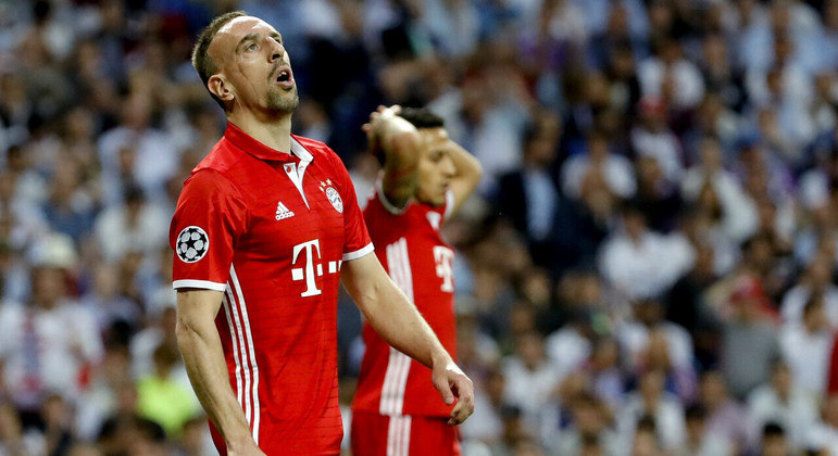 Ribery (2013)A melhor temporada do francês aconteceu em 2013, mas o jogador não foi reconhecido pelos feitos. Com o Bayern de Munique, conquistou o Campeonato Alemão, a Copa da Alemanha e a Liga dos Campeões e venceu o troféu de melhor jogador da Europa da Uefa. A Bola de Ouro, no entanto, foi faturada por CR7, e Ribery afirmou que se sentiu 