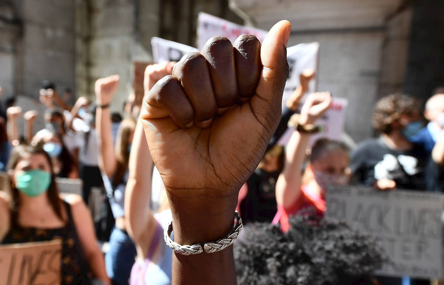 Punhos fechados se multiplicam em protestos contra o racismo - Fotos - R7  Internacional