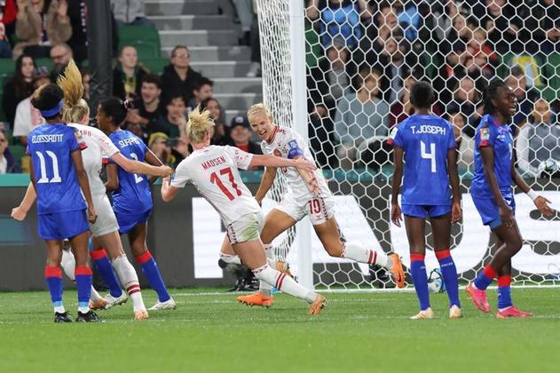 Com gols de Harder e Sanne Nielsen, a Dinamarca garantiu vaga nas oitavas de final e vai enfrentar a Austrália, as donas da casa, no dia 7 de agosto, em Sidney