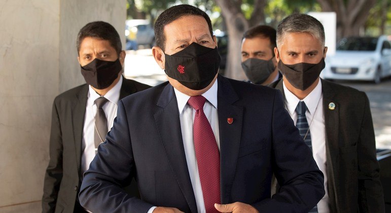 Mourão chegando ao Palácio do Planalto para evento