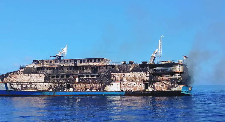 Chamas destruíram ferry boat completamente em alto mar na Indonésia