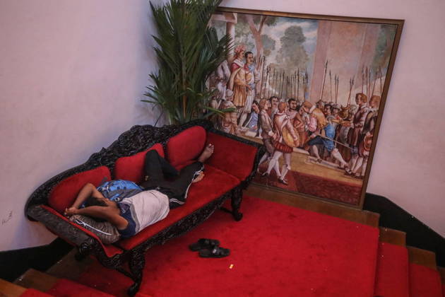 Os requintados sofás do palácio foram usados como camas 