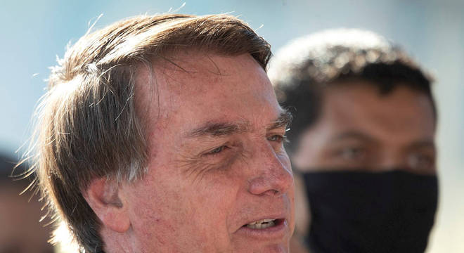Bolsonaro ameaça retirar Brasil da OMS a exemplo dos EUA
