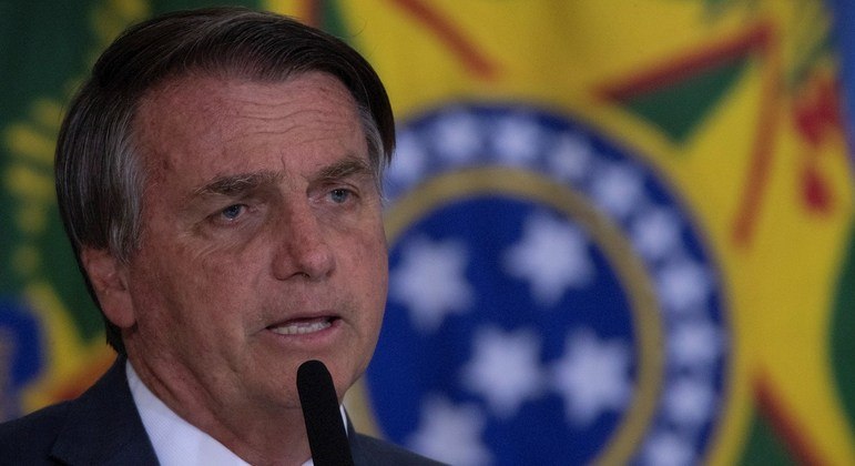 Bolsonaro diz que falta de recursos impossibilita aumento a todos os servidores