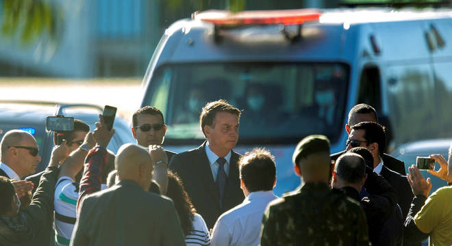 Jair Bolsonaro, na saída do Palácio do Alvorada, em Brasília