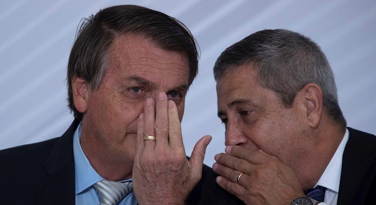 Presidente Jair Bolsonaro em conversa reservada com o general Braga Netto