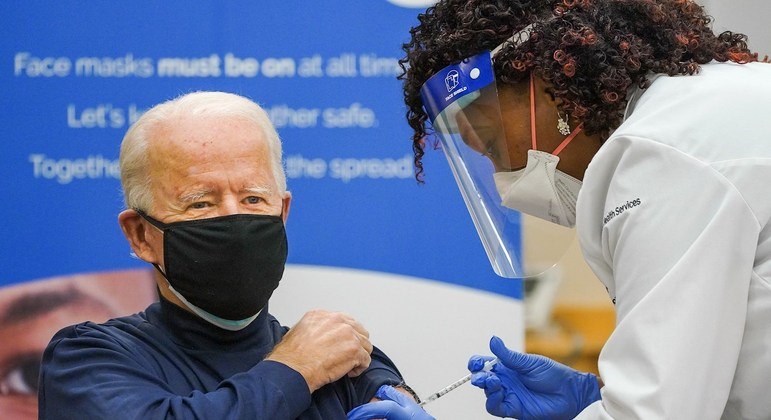Governo Biden tem elaborado leis que obrigam americanos a se imunizar