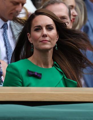 Hoje, esteve na quadra central do campeonato, disputado em Londres, a princesa Kate Middleton, além dos atores Brad Pitt, James Norton, Idris Elba e Daniel Craig, que fez o renomado James Bond no cinema. A princesa de Gales, Catherine, muito mais conhecida como Kate Middleton, esteve na final masculina e posou para fotos