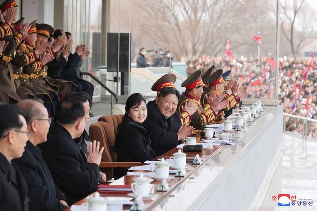 Pyongyang (Korea, Democratic People''s Republic Of), 16/02/2023.- A photo released by the official North Korean Central News Agency (KCNA) shows North Korean Supreme Leader Kim Jong-un (C) and his daughter Kim Jue-ae (C-L) watching sports games between staffs of the Cabinet and the Ministry of National Defence in Pyongyang, North Korea, 17 February 2023 (issued 18 February 2023). The games were held in celebration of the Day of the Shining Star, the birth anniversary of former North Korean leader Kim Jong-il. EFE/EPA/KCNA EDITORIAL USE ONLY