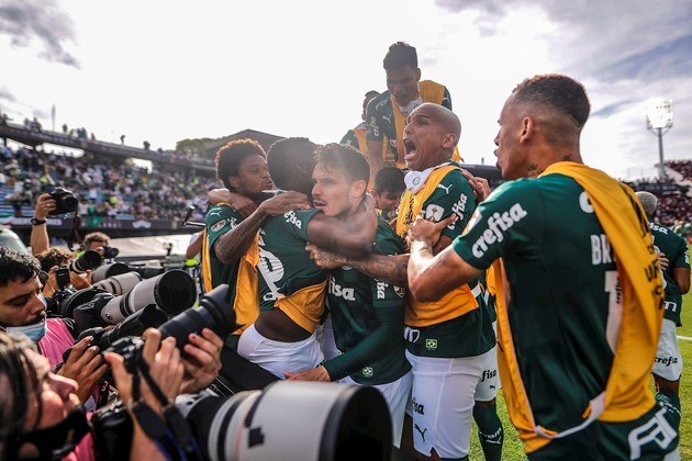AMDEP4269. MONTEVIDEO (URUGUAY), 27/11/2021.- Jugadores de Palmeiras celebran un gol de Raphael Cavalcante Veiga hoy, en la final de la Copa Libertadores entre Palmeiras y Flamengo, en el Estadio Centenario en Montevideo (Uruguay). EFE/ Juan Ignacio Roncoroni