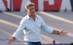 AMDEP4269. MONTEVIDEO (URUGUAY), 27/11/2021.- El entrenador Renato Portaluppi de Flamengo dirige hoy a sus jugadores contra Palmeiras durante la final de la Copa Libertadores, en el Estadio Centenario en Montevideo (Uruguay). EFE/ Juan Ignacio Roncoroni