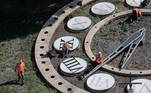 -FOTODELDÍA- EA5668. KIEV (UCRANIA), 18/06/2021.- Unos trabajadores municipales limpian un reloj gigante en un parque de Kiev, Ucrania, este viernes. EFE/ Sergey Dolzhenko