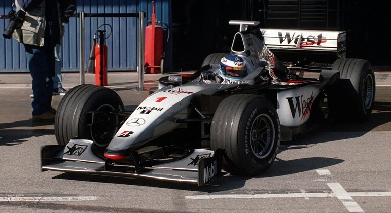 Em 1999, a McLaren teve a alegria de receber Adrian Newey na equipe. O McLaren MP4-13, que seria guiado por Mika Häkkinen e David Coulthard, recebeu inúmeras melhorias aerodinâmicas propostas pelo engenheiro-projetista. Com o pacote de mudanças, a equipe conseguiu terminar o Campeonato de Pilotos e o de Construtores em 1º