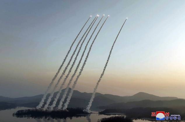 Na manhã do domingo (11), a Coreia do Norte lançou dois mísseis estratégicos de cruzeiro de um submarino, em uma demonstração de força 