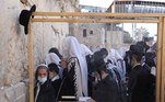 -FOTODELDIA- Jerusalén, 29/03/2021.- Judíos ortodoxos se cubren mientras recitan la "bendición sacerdotal" durante la celebración de la Pascua ante el Muro de las Lamentaciones, en Jerusalén, este lunes. EFE/ABIR SULTAN