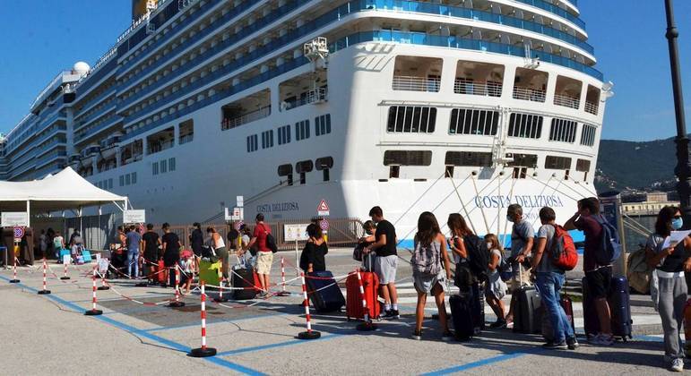 Passageiros embarcam em cruzeiro

