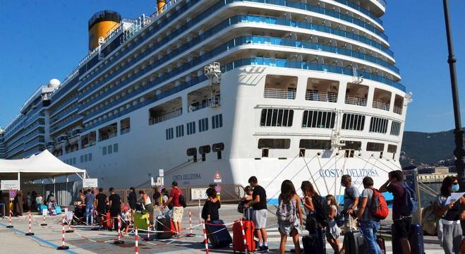 Passageiros embarcam em cruzeiro da companhia Carnival antes da pandemia