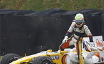 1 - O que aconteceu?Na 12ª volta da corrida de Cingapura, o piloto da Renault Fernando Alonso foi para os boxes para realizar a primeira troca de pneus. A parada era prematura para o espanhol, que largou em 15º lugar. Na 17ª volta, duas voltas depois, Nelson Piquet Jr., companheiro de equipe de Alonso, jogou propositalmente a traseira do monoposto na saída de uma curva e bateu na barreira lateral do circuito. Por ter acontecido em um local de 'risco' para os outros pilotos, o safety car foi acionado e interveio para a remoção da Renault de Nelsinho