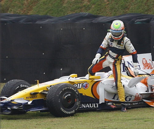 1 - O que aconteceu?Na 12ª volta da corrida de Cingapura, o piloto da Renault Fernando Alonso foi para os boxes para realizar a primeira troca de pneus. A parada era prematura para o espanhol, que largou em 15º lugar. Na 17ª volta, duas voltas depois, Nelson Piquet Jr., companheiro de equipe de Alonso, jogou propositalmente a traseira do monoposto na saída de uma curva e bateu na barreira lateral do circuito. Por ter acontecido em um local de 