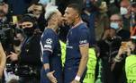 No meio de toda essa confusão, Neymar resolveu se desentender com Mbappé. O jovem francês foi um grande amigo do brasileiro quando ele chegou à França. Nas redes sociais, as declarações de amizade e parceria eram frequentes. Jornais franceses noticiaram que em 2022 se formaram dois grupos nos vestiários do PSG: a turma do Ney e a turma do Mbappé... Enquanto o brasileiro se recuperava de lesões, o francês seguia em campo, fazendo gols e ajudando o time