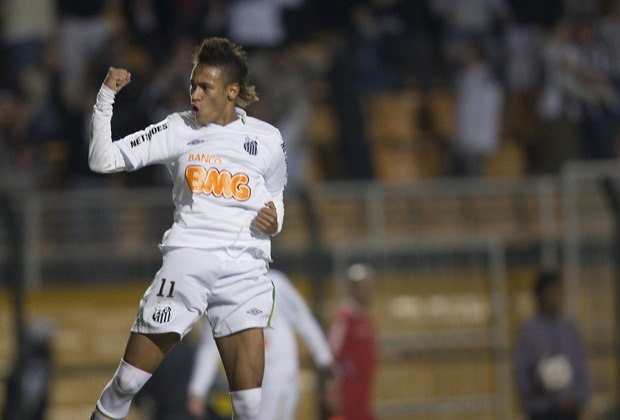 Neymar (Santos) dá chapéu em Chicão no Paulistão de 2010Em um jogo com poucas emoções no Paulistão de 2010, Neymar quis fazer um show e deu um chapéu no zagueiro Chicão, do Corinthians. Na ocasião, o Timão venceu por 2 a 1, mas o defensor do clube paulistano ficou irritado com o lance e classificou Neymar como 