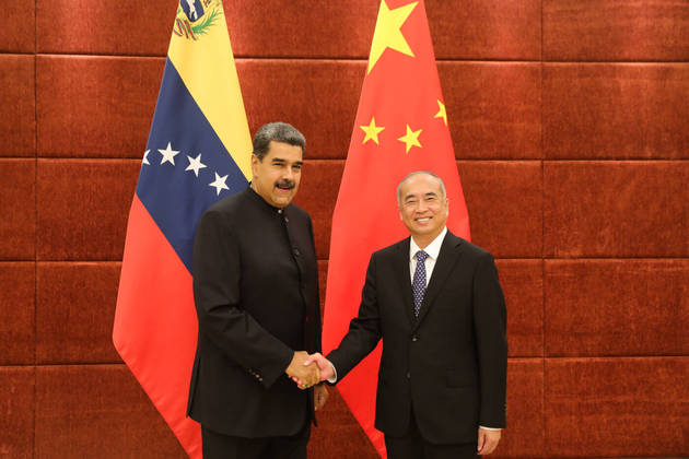 A China mantém relações estreitas com o governo de Maduro, isolado internacionalmente e que também é um dos seus principais devedores. A visita coincide com o encontro de líderes do G20 na Índia, para a qual o presidente chinês, Xi Jinping, não viajou