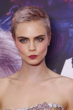 A atriz e modelo britânica Cara Delevigne posa com uma barba significativa. EFE / Sáshenka Gutiérrez
