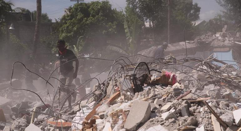 Jovem haitiana foi resgatada por pais e vizinho após terremoto atingir o país