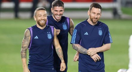 Papu Gómez (à esq.) foi tricampeão com a Argentina ao lado de Messi
