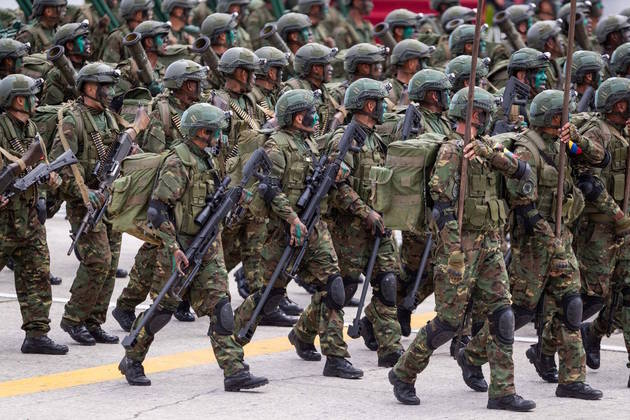 As fotos mostram que as Forças Armadas da Venezuela estão submissas e aceitam as ordens do presidente do país, no poder há 11 anos e onde ficará até 2025