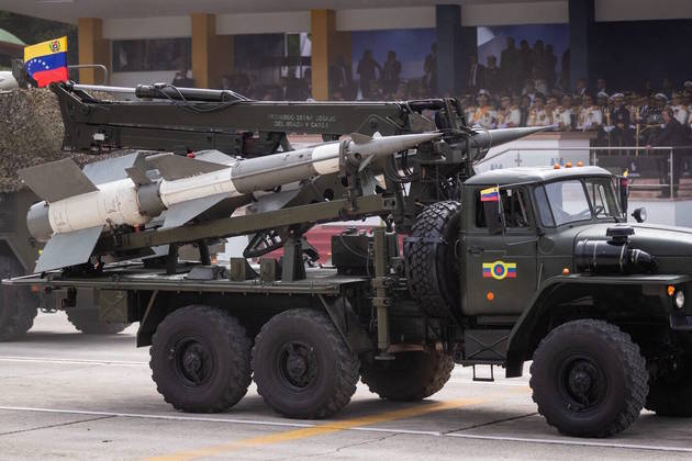 Esse veículo da Força Armada Nacional Bolivariana (Fanb) carrega um míssil de fabricação russa durante o evento