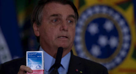 Bolsonaro posou com caixa de cloroquina em 2020