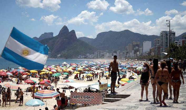 BRA107. RIO JANEIRO (BRASIL), 29/11/2020.- Fotografía de bañistas en la playa de Ipanema hoy, en Río de Janeiro (Brasil). EFE/Fábio Motta