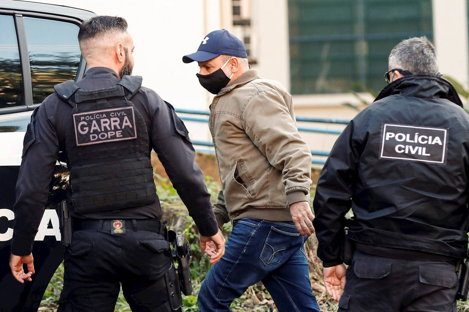 Após exame, Fabrício Queiroz chega ao presídio de Benfica ...