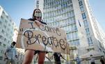 Milano (Italy), 28/05/2020.- A protester wearing a face mask holds a sign reading 'I can't breathe' during a demonstration in front of the US consulate, in Milan, Italy, 28 May 2020, in the wake of the death of George Floyd. A bystander's video posted online on 25 May 2020 appeared to show George Floyd, 46, pleading with arresting officers in Minneapolis, Minnesota, USA, that he couldn't breathe as an officer knelt on his neck. The unarmed African-American man later died in police custody, reports state. (Protestas, Italia, Estados Unidos) EFE/EPA/Andrea Fasani