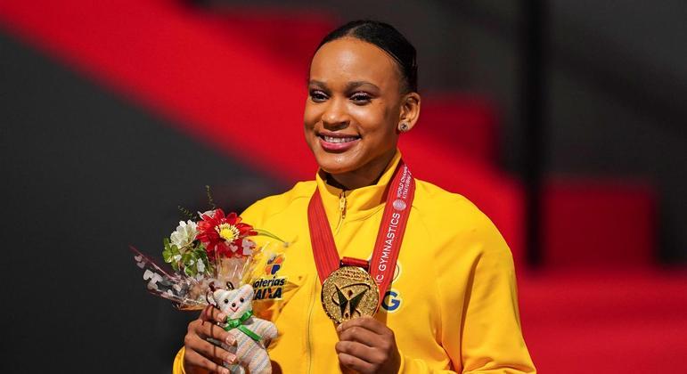 Rebeca Andrade mostra a medalha de ouro que ganhou no Mundial de Ginástica