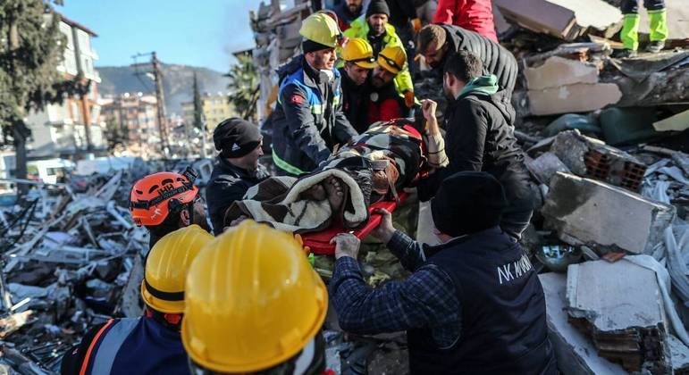 Ao menos 9.000 foram retirados dos destroços e do ferro retorcido após terremoto