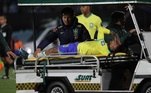 Cirurgia mais grave da carreiraA segunda cirurgia de Neymar em 2023 foi por causa da lesãomais grave da carreira do camisa 10. Em 17 de outubro, na derrota para oUruguai, pelas Eliminatórias da Copa, por 2 a 0, ele rompeu o ligamento cruzadoanterior e o menisco do joelho esquerdo No dia 2 de novembro, o médico da seleção, Rodrigo Lasmar, operou Neymar, e, desde então, ele segue em tratamento em casa. A previsão devolta aos gramados é de nove meses