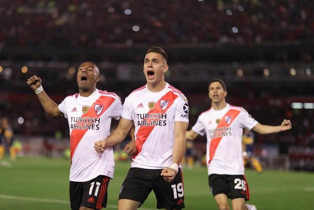 Em 2018, a Libertadores ainda era decidida em jogos de ida e volta. Porém, devido a questões de segurança, a segunda partida foi deslocada para Madri, na Espanha. O custo da vitória para um torcedor do River Plate? Voo de ida e volta de Buenos Aires para Madri: R$ 9.000. Pernoite em um hotel próximo ao estádio: R$ 1.000. Refeição em um restaurante barato: R$ 80. Ingresso para o jogo: R$ 800. Custo total: R$ 10.880. Distância total percorrida (ida e volta): 20.000 km