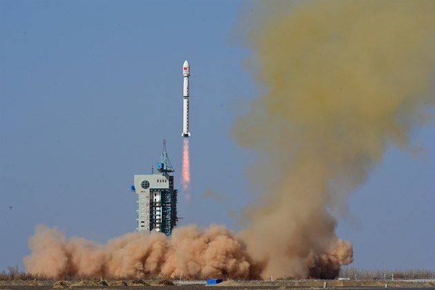 Imagens transmitidas pelo canal público CCTV mostraram o momento em que um foguete branco decolou do centro de lançamento de Jiuquan, próximo à fronteira com a Mongólia, na província de Gansu, deixando para trás uma coluna de fumaça e poeira