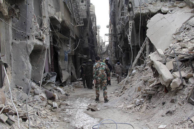 DAMASCO (SIRIA), 12/03/2021.- Foto de archivo (16/04/2015) de combatientes palestinos mientras vigilan un campo de refugiados adyacente al de Al Yarmuk, al sur de Damasco, Siria. Hace diez años, el 15 de marzo de 2011, salieron a las calles de Siria los primeros manifestantes que dieron comienzo a las protestas populares contra el Gobierno de Bachar al Asad, y que llevarían sin saberlo a una larga guerra con casi 500.000 muertos, unos 5,6 millones de refugiados y más de 6 millones de desplazados internos. EFE/STR