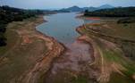 AME7453. VARGEM (BRASIL), 01/10/2021.- Fotografía aérea tomada con un dron que muestra la represa Jaguari, parte del Sistema Cantareira, que presenta un bajo nivel de agua el 29 de septiembre de 2021 en Vargem, a 88 kilómetros de Sao Paulo (Brasil). Las consecuencias de la sequía que sufre Brasil ya se sienten en varias regiones del país, con los embalses bajo mínimos, la factura de la luz por las nubes y algunos casos de municipios con racionamiento de agua, en medio de la peor crisis hídrica de los últimos 91 años. EFE/SEBASTIÃO MOREIRA